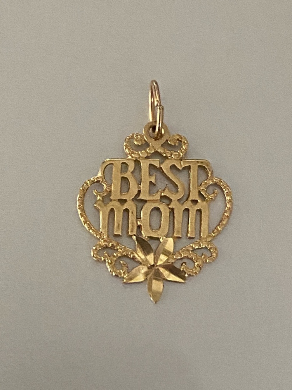 14k yellow gold stamped Best Mom Floral Filigree Pendant in Gold